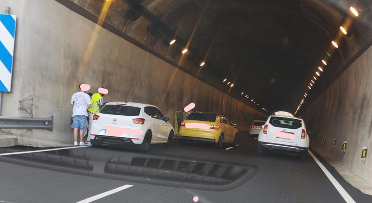 Un accidente de tráfico 'colapsa' un tramo de la TF-1