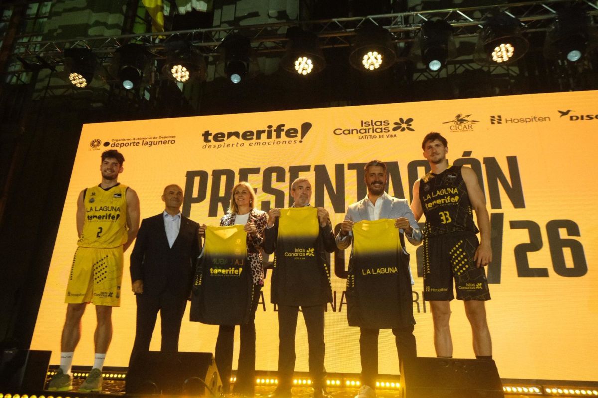 La Laguna Tenerife, fiel a su historia en su nueva camiseta. Fran Pallero