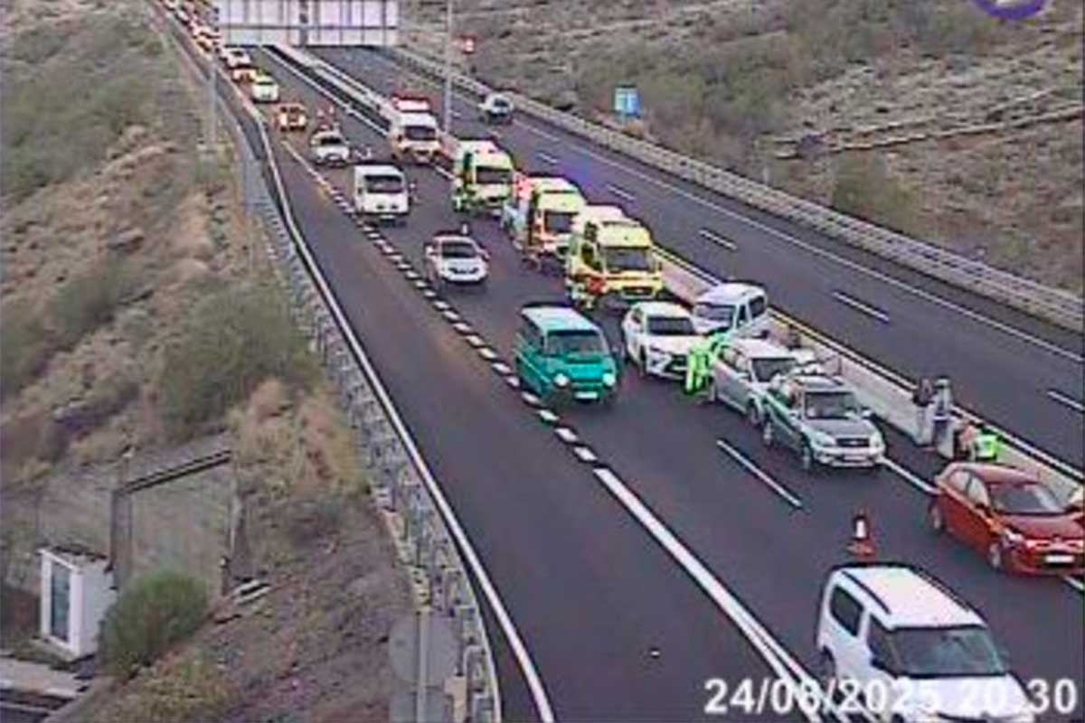 Chain Collision on TF-1 Near Güímar Leaves Eleven Injured
