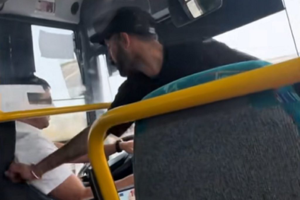 Agreden al chófer de una guagua en Canarias en pleno trayecto. TikTok