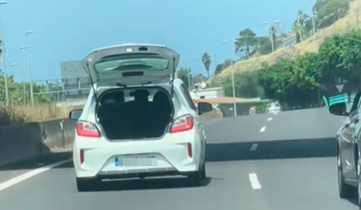 Conduce por la TF-5 con el maletero abierto. Vía TikTok