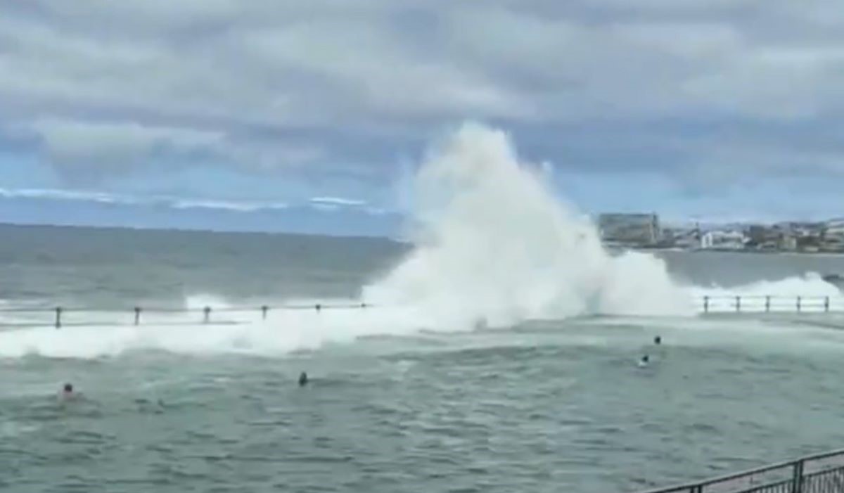 El fuerte oleaje obliga a cerrar las zonas de baño de La Laguna