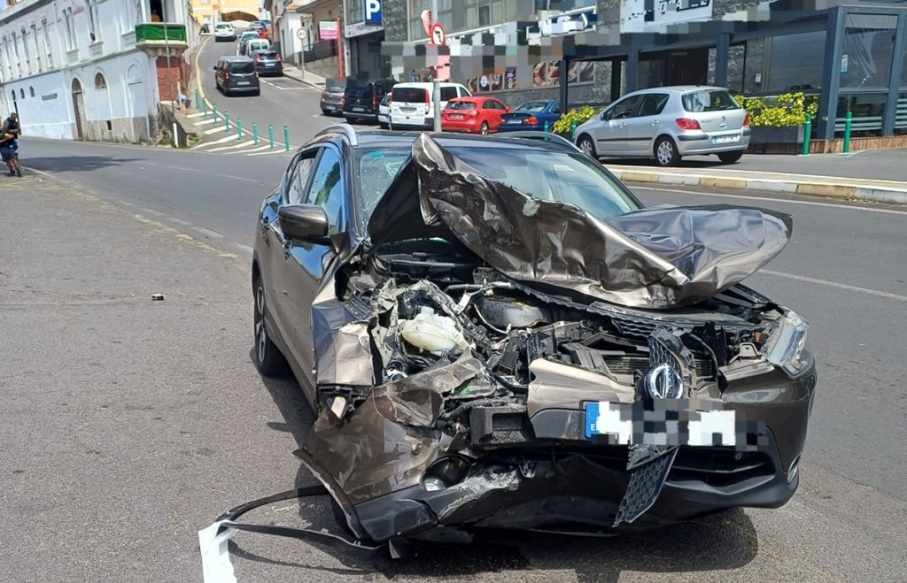 Accidente grave en Tenerife: un coche colisiona con otro y golpea a una mujer que se encuentra crítica