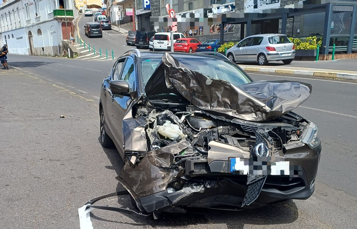 Accidente grave en Tenerife: un coche colisiona con otro y golpea a una mujer que se encuentra crítica