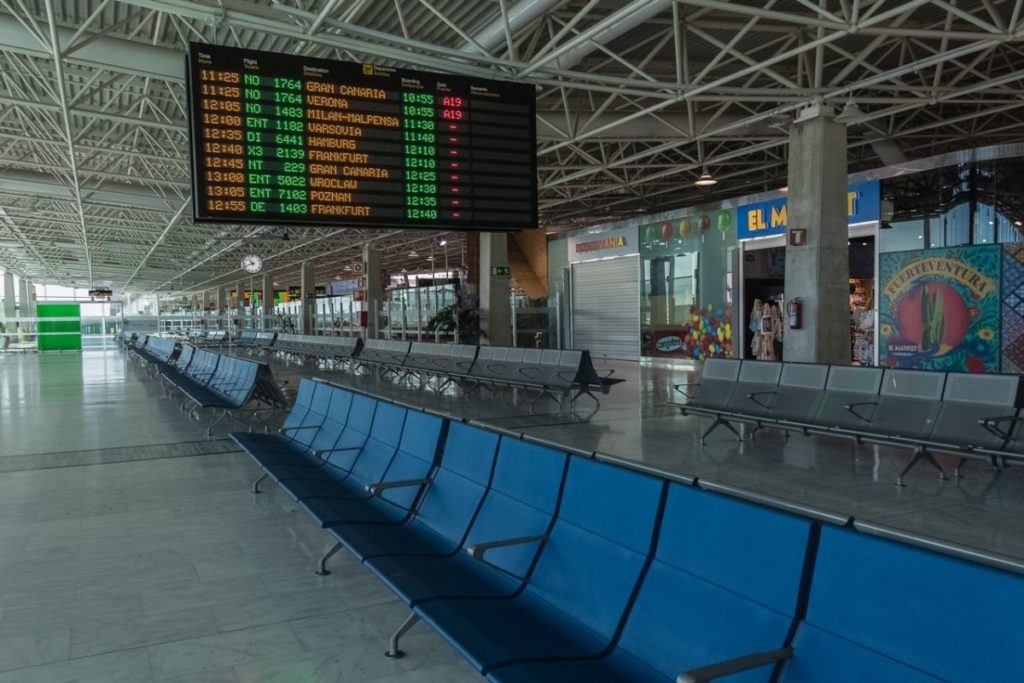 El Aeropuerto de Tenerife Sur gana agilidad en pasaportes y se tapona en la zona de equipajes