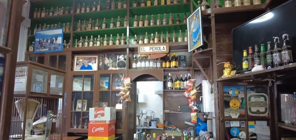 Este es el bar más antiguo de Canarias: más de 150 años y cáscaras de manises por el suelo