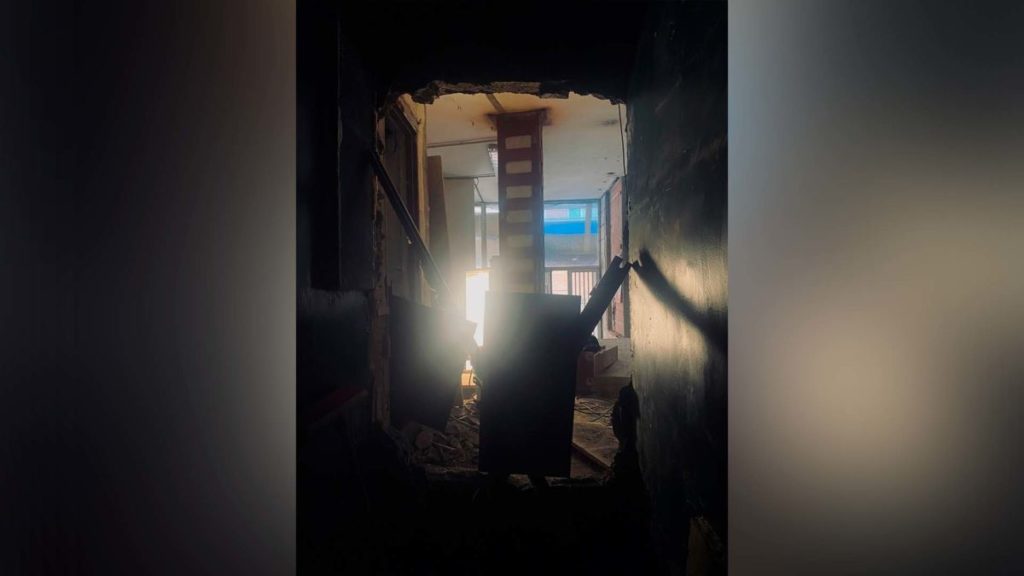 Demuelen una pared de un bar en Canarias para apropiarse por la fuerza de varios metros del local