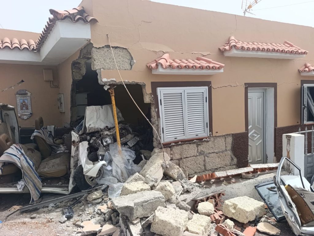 Un coche se estrella contra una vivienda en Tenerife
