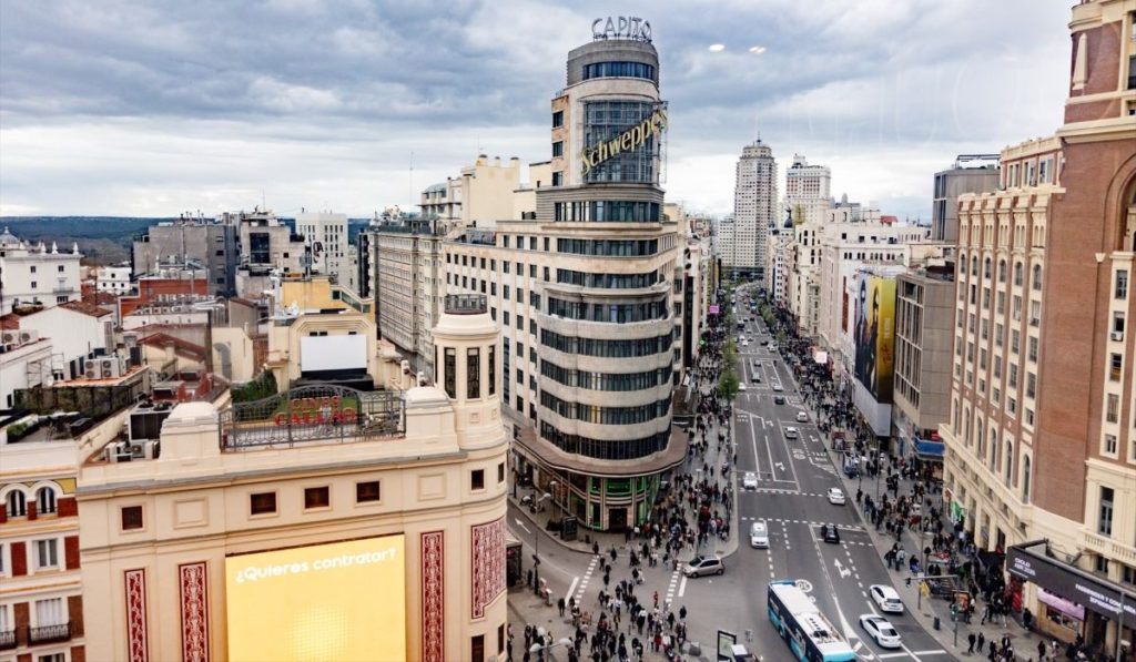 Amenaza con causar una explosión en la Gran Vía de Madrid: el hombre está atrincherado
