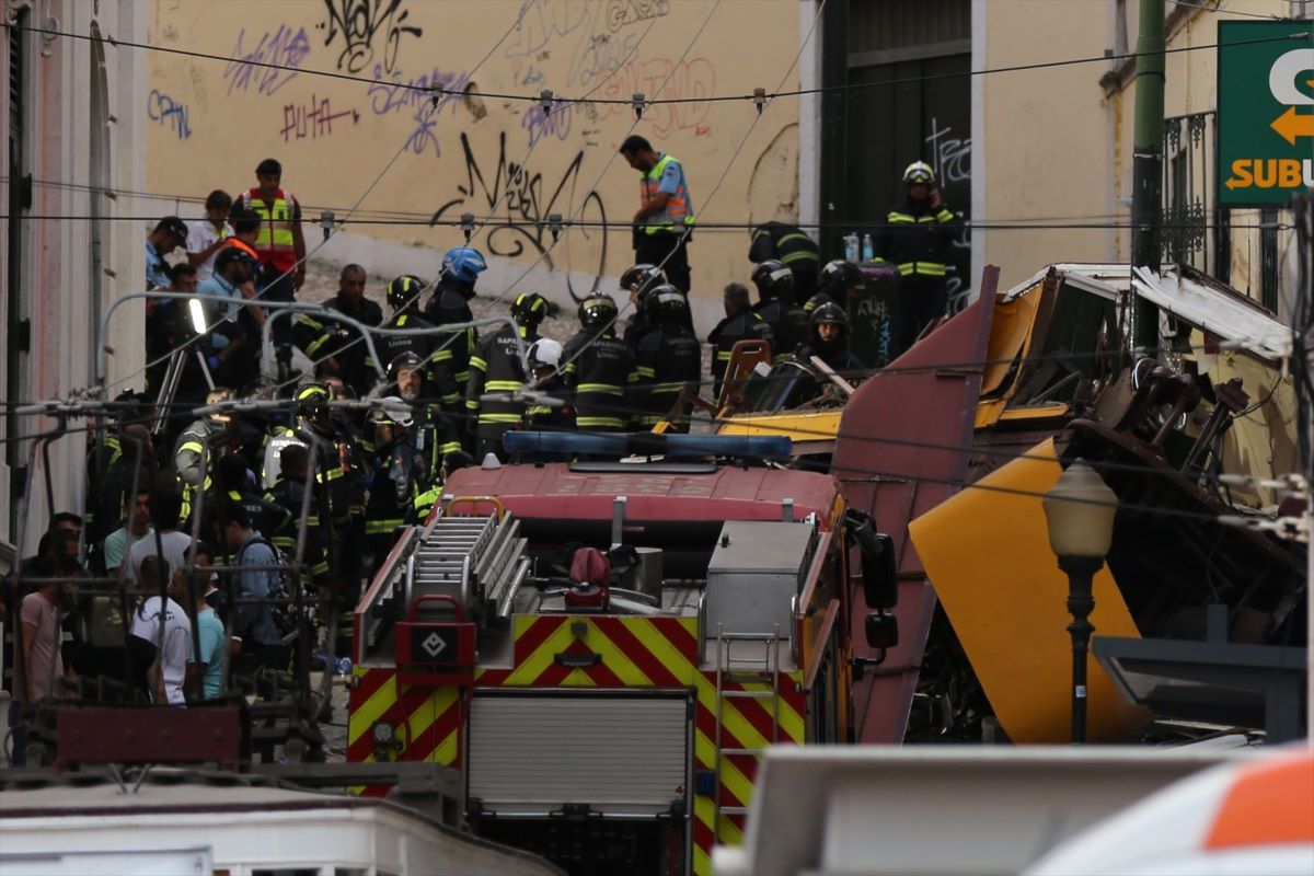 Al menos 15 muertos al descarrilar uno de los funiculares más icónicos de Lisboa. EP