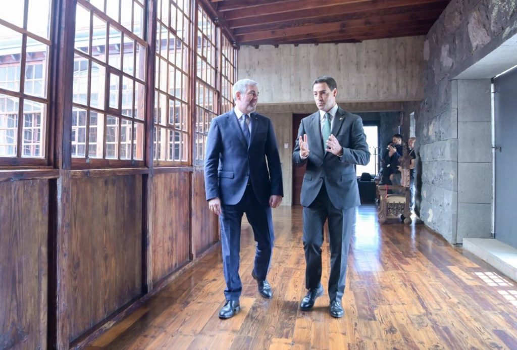 El presidente canario, Fernando Clavijo, y el lehendakari, Imanol Pradales, firmaron ayer en Tenerife un protocolo sobre I+D+I y visitaron el Observatorio Astronómico del Teide. E.P.