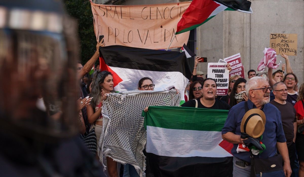 Varias personas con banderas de Palestina irrumpen la Gran Vía antes de pasar la etapa 21 de la Vuelta Ciclista a España, en la plaza de Callao. EP