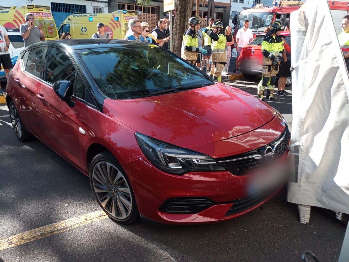 El 112 actualiza la información sobre el coche que se estrelló contra una terraza en Tenerife