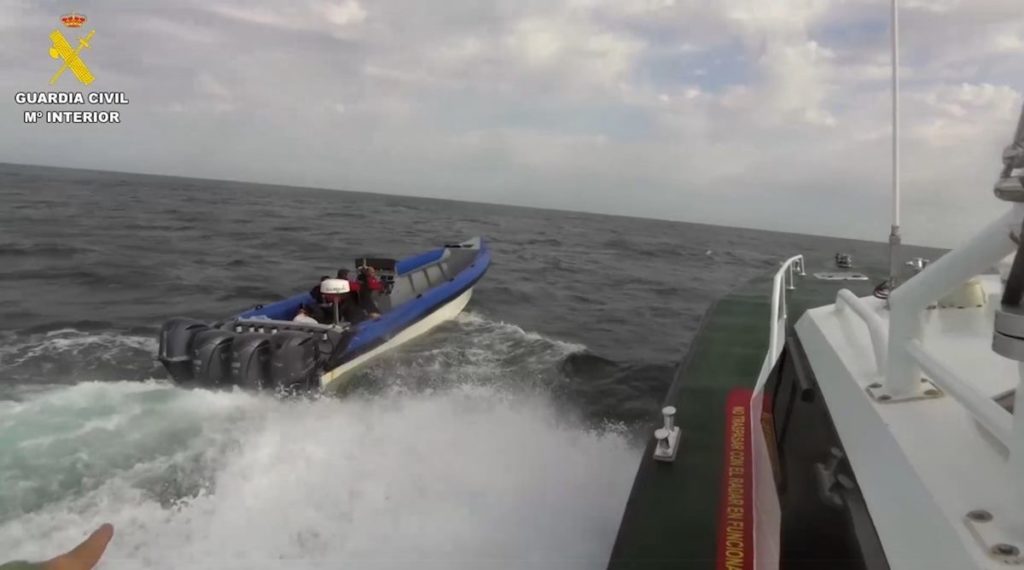 Muere el ocupante de una narcolancha tras colisionar con la Guardia Civil