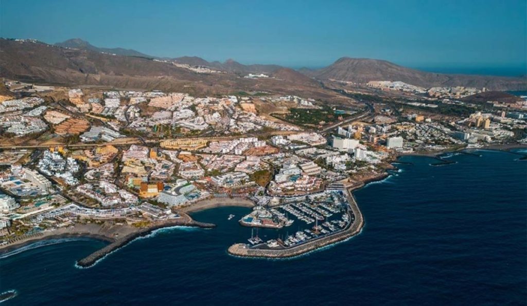 Vista aérea del litoral del municipio de Adeje, entre la zona de Playa Colón y Playa de Fañabe. DA