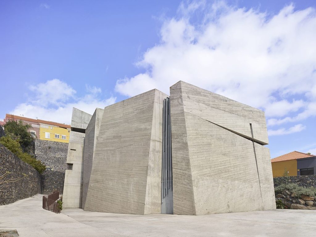 La iglesia, con una estructura inspirada en la geología volcánica de Canarias, ha llamado la atención no solo por su estética rupturista, sino por el impacto social de su construcción. Asimismo, se financia con las donaciones del vecindario, feligreses y pequeñas empresas del entorno.