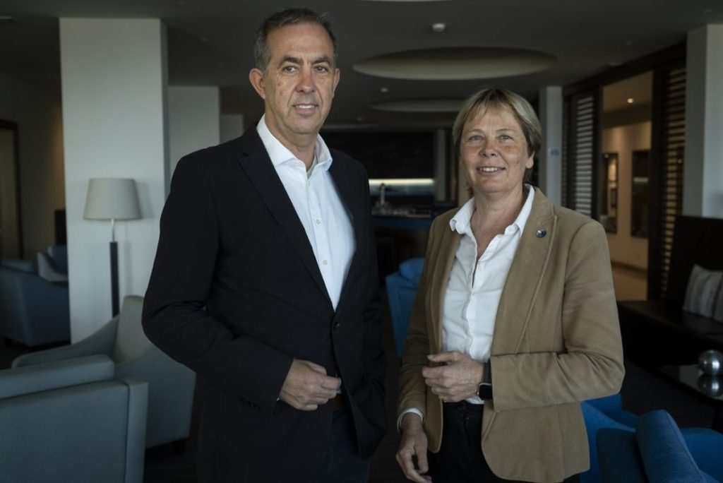 Enrique e Irene Talg son los promotores de la placa que recuerda la participación de Michael Schumacher en una carrera de kart en la ciudad. Fran Pallero