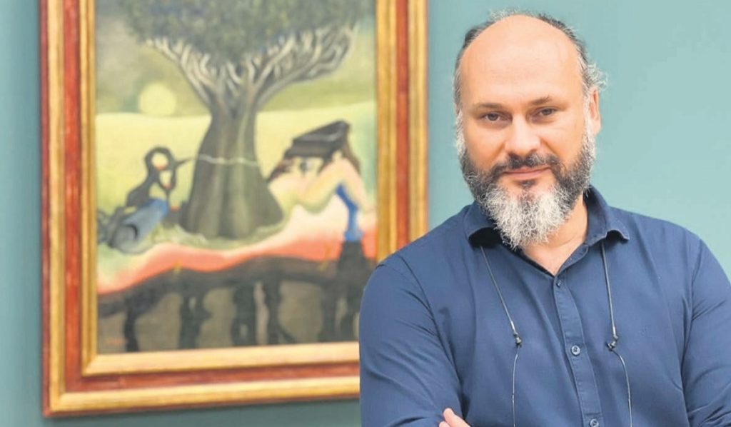 Isidro Hernández, Conservador del TEA, frente a ‘El drago de Canarias’ de Óscar Domínguez. DA