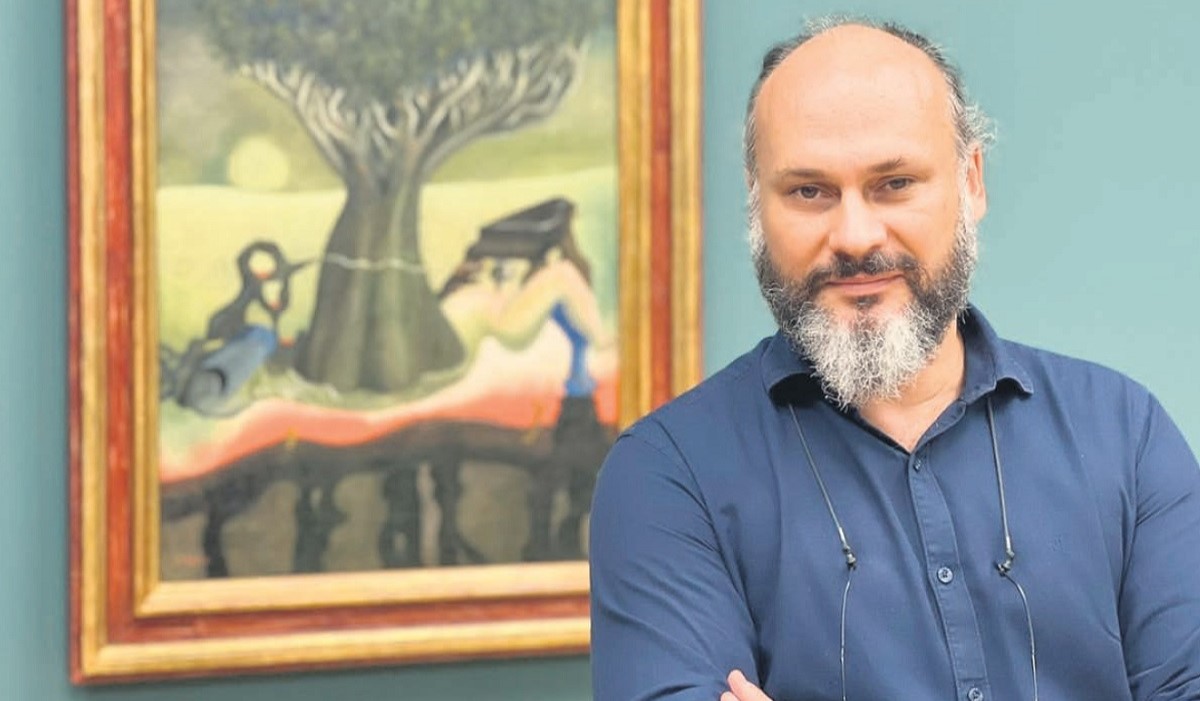 Isidro Hernández, Conservador del TEA, frente a ‘El drago de Canarias’ de Óscar Domínguez. DA