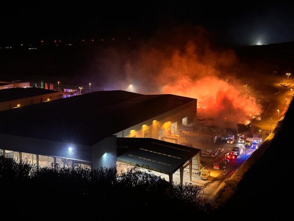 Incendio originado en la zona de acopio de plásticos y cartones compactados de la Planta Insular de Residuos Sólidos (PIRS) de Tenerife, en Arico.