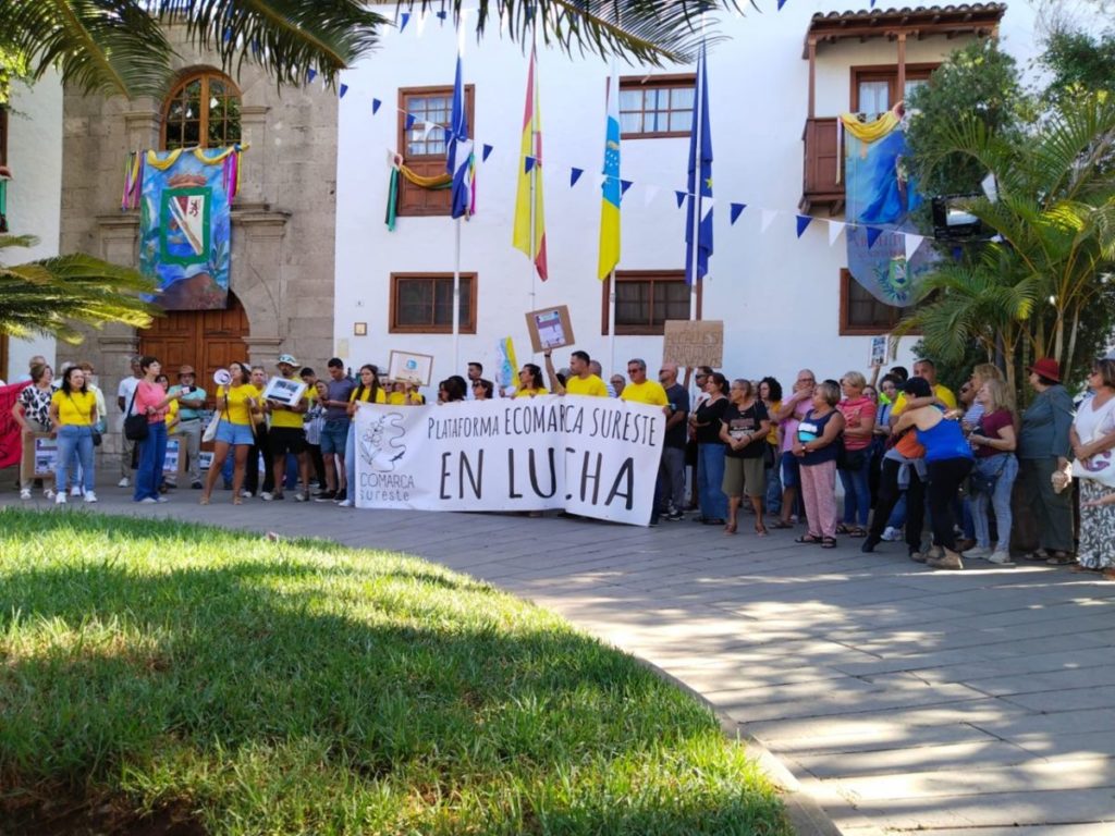 Concentración frente al edificio del Ayuntamiento de Güímar. DA