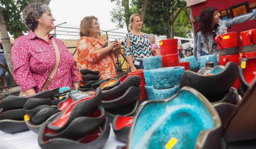 Tres mujeres visitan un stand de la Feria de Pinolere en una de sus ediciones anteriores. Sergio Méndez