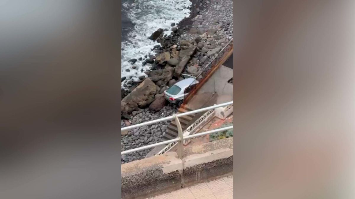 Escena impactante en una playa de Tenerife: "¿Cómo llegó ahí ese coche?"