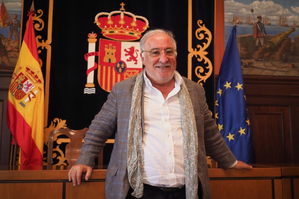 Pere Navarro, director de la DGT, despeja la 'gran duda' sobre los cambios de etiquetas