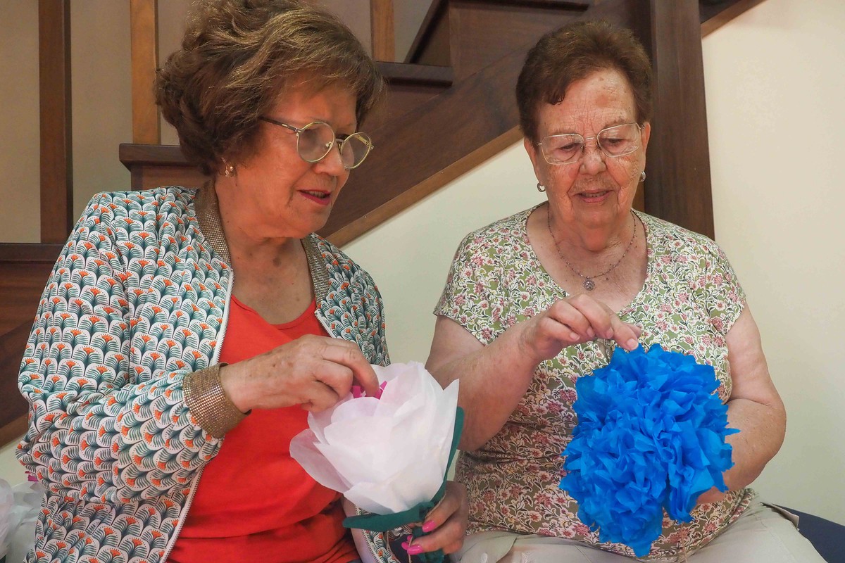 La Luz y Las Candias se unen en el 'sano' pique del enrame de papel picado de La Orotava