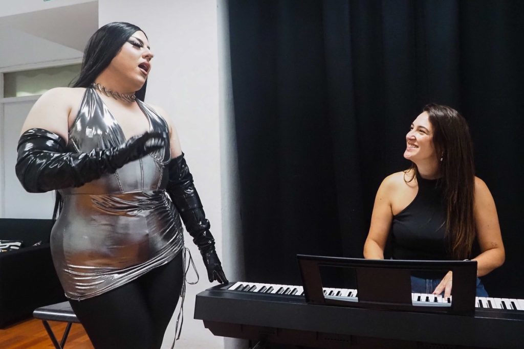 La drag tinerfeña Eva Harrington y la coach vocal Minia Díaz. Sergio Méndez