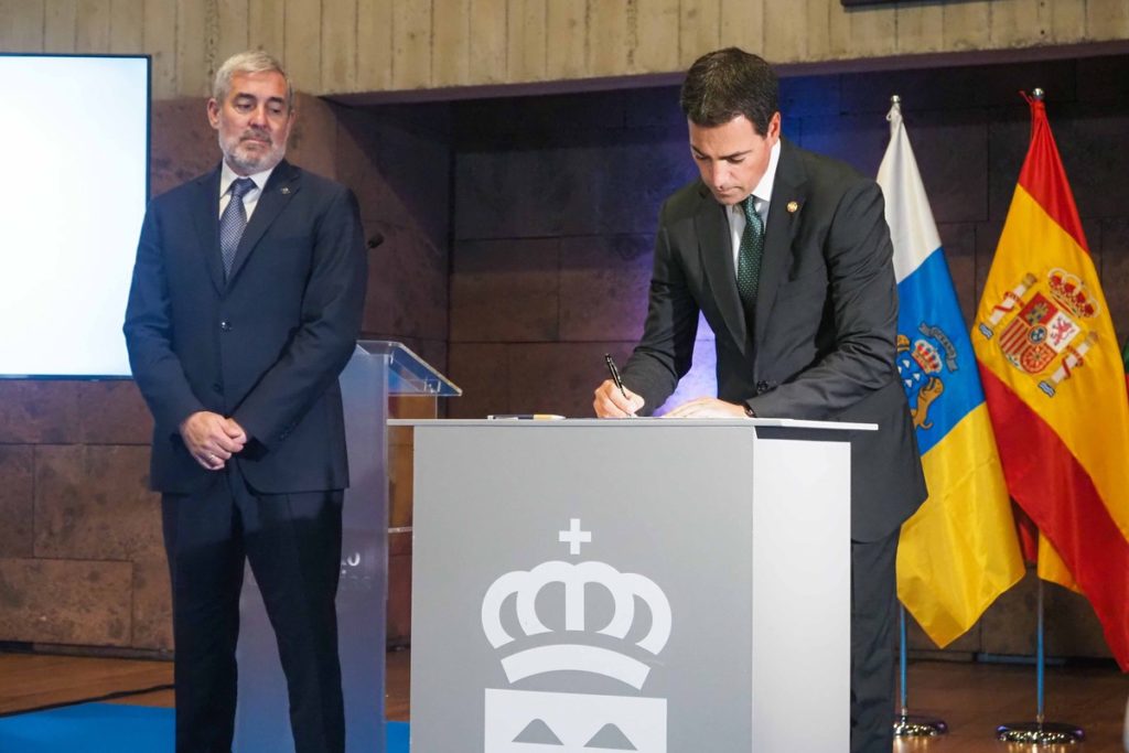 Imanol Pradales firma en presencia de Fernando Clavijo el protocolo de una alianza sobre I+D+i entre el País Vasco y Canarias. Sergio Méndez