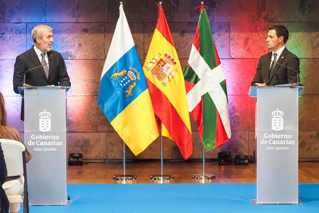 Fernando Clavijo e Imanol Pradales, ayer en Santa Cruz de Tenerife.
