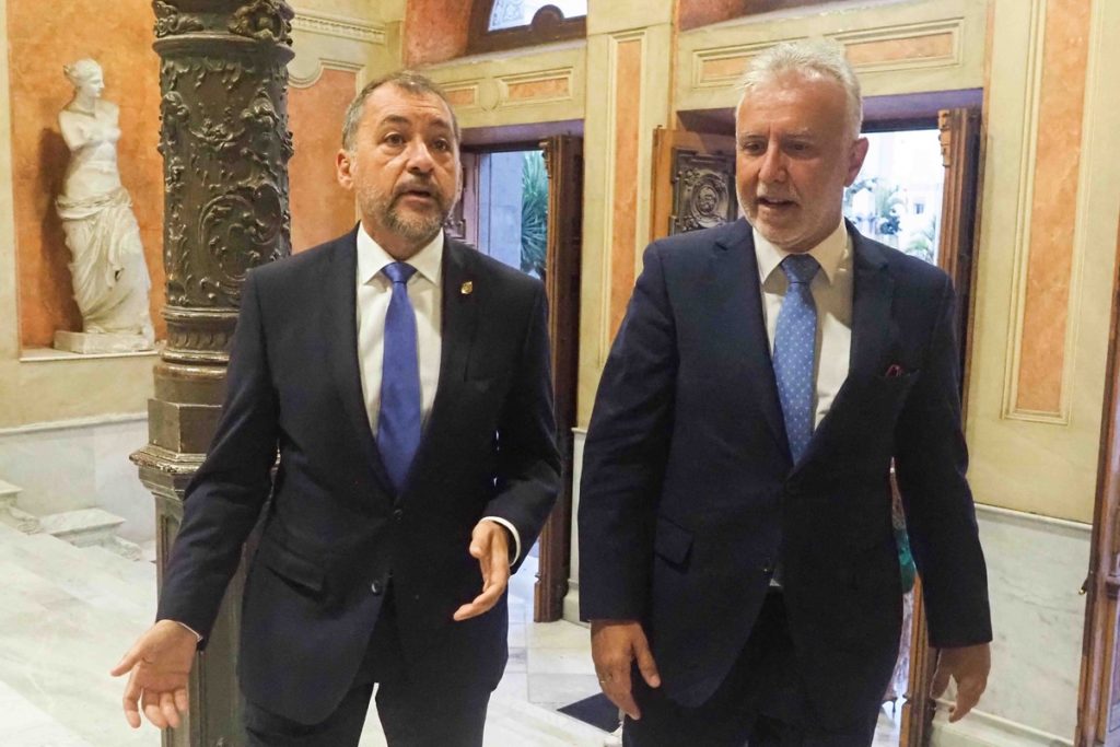 El ministro de Memoria Democrática, Ángel Víctor Torres, junto al alcalde, José Manuel Bermúdez, a su llegada                    al Ayuntamiento capitalino. 