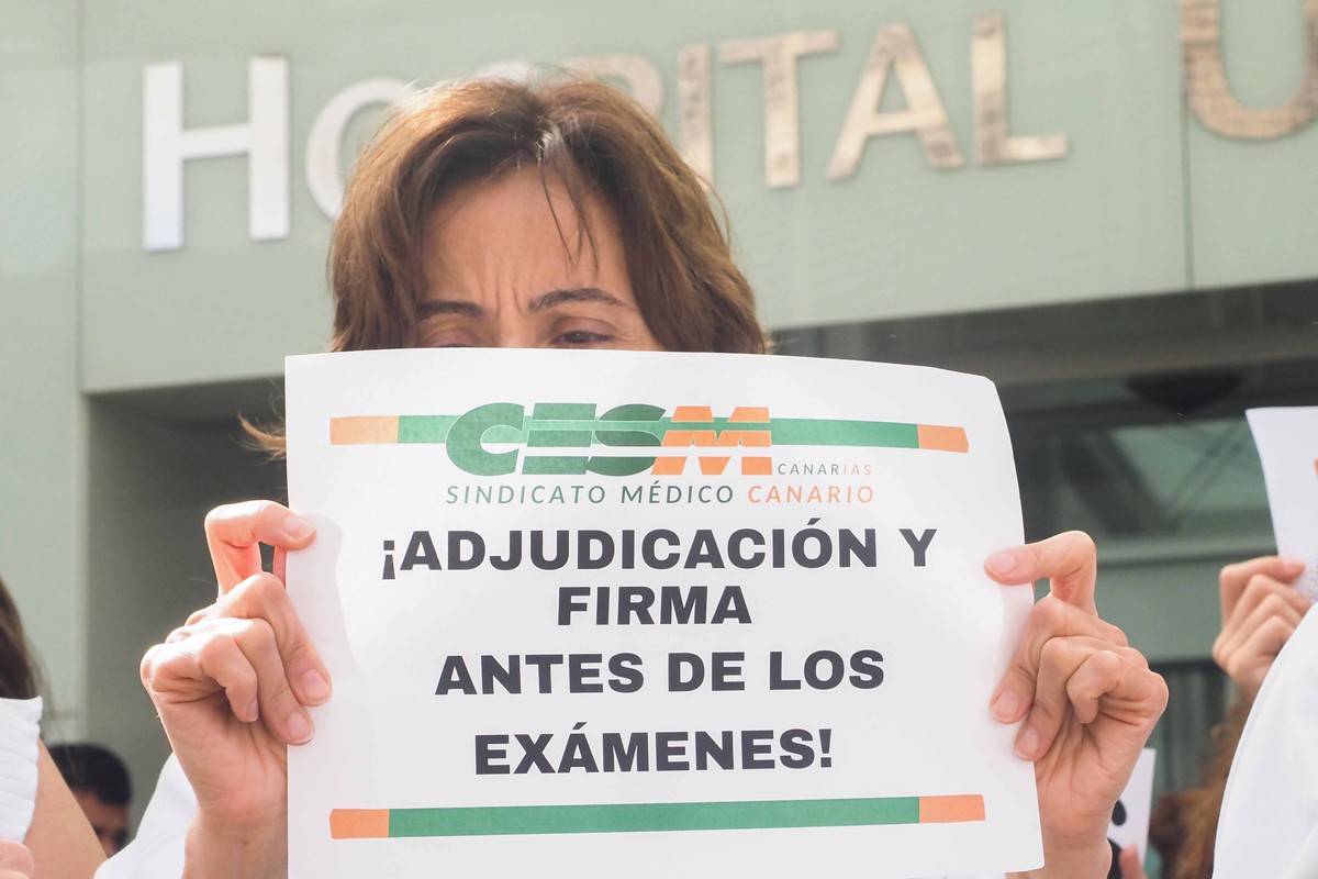 Detalle de una concentración en apoyo de la huelga de los médicos canarios. Sergio Méndez