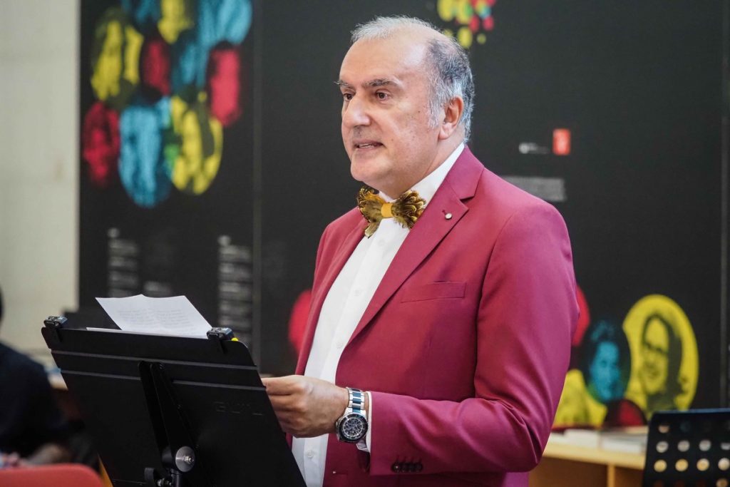 El profesor Carlos Brito, comisario de la muestra, durante el acto. 