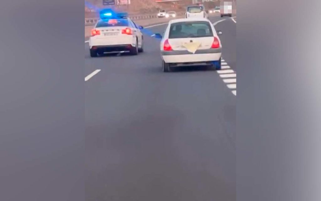 La Guardia Civil lo pilla con un trapo tapando la matrícula en Tenerife