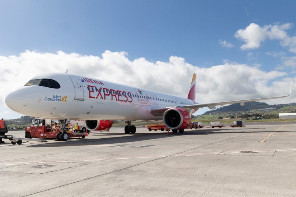 Iberia Express 'responde' al recorte de Ryanair: refuerza su operativa en Canarias con 30.000 plazas adicionales a partir de octubre