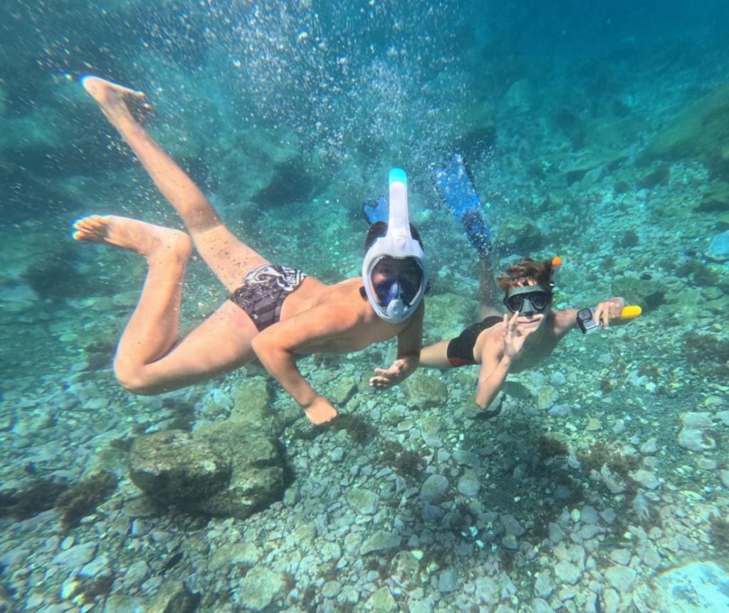 Álvaro y Asier sumergidos en el mar de Tenerife. DA