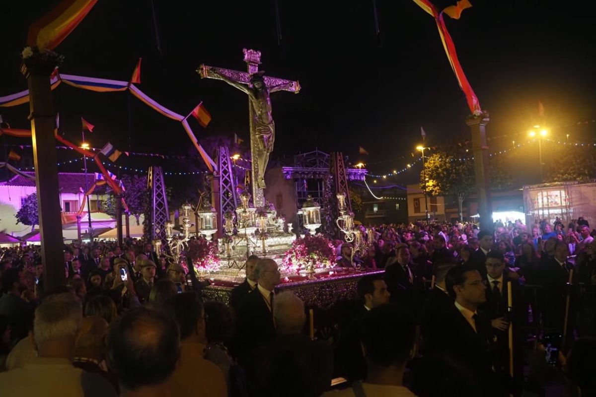 El Santísimo Cristo de La Laguna durante la procesión de la tarde-noche por las calles del casco histórico. Sergio Méndez
