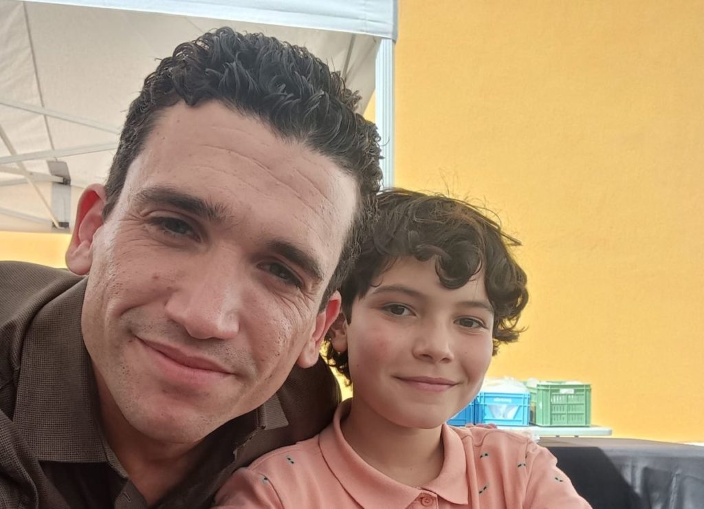 El actor Jaime Lorente junto a Raúl. DA
