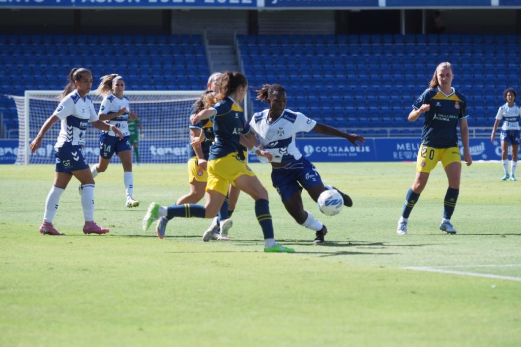 La centrocampista del Costa Adeje Tenerife, Amani, en acción ante el RCD Espanyol. Sergio Méndez
