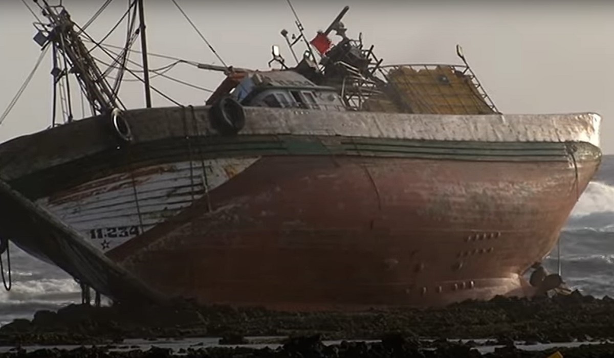 Barco encallado en Lanzarote