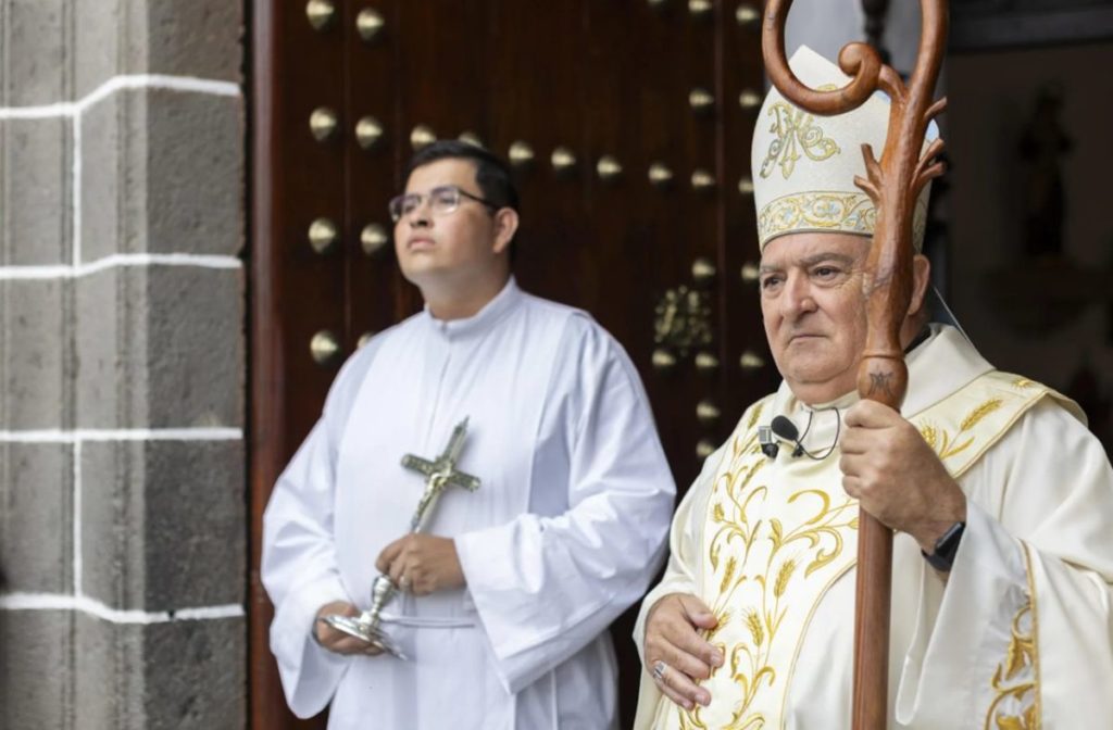 El obispo Mazuelos carga contra los que usan la migración “para buscar votos” y “sembrar el miedo”