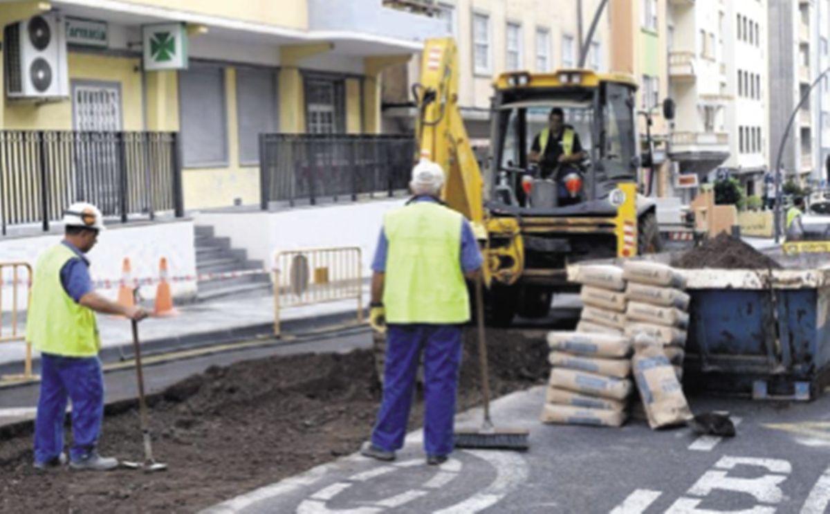Operarios en la obra de reforma de la calle Méndez Núñez de la capital. DA