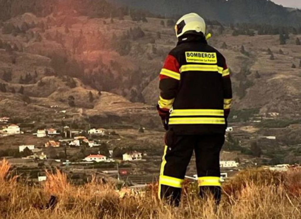 Alarma por el incendio en un edificio de 3 plantas en Canarias