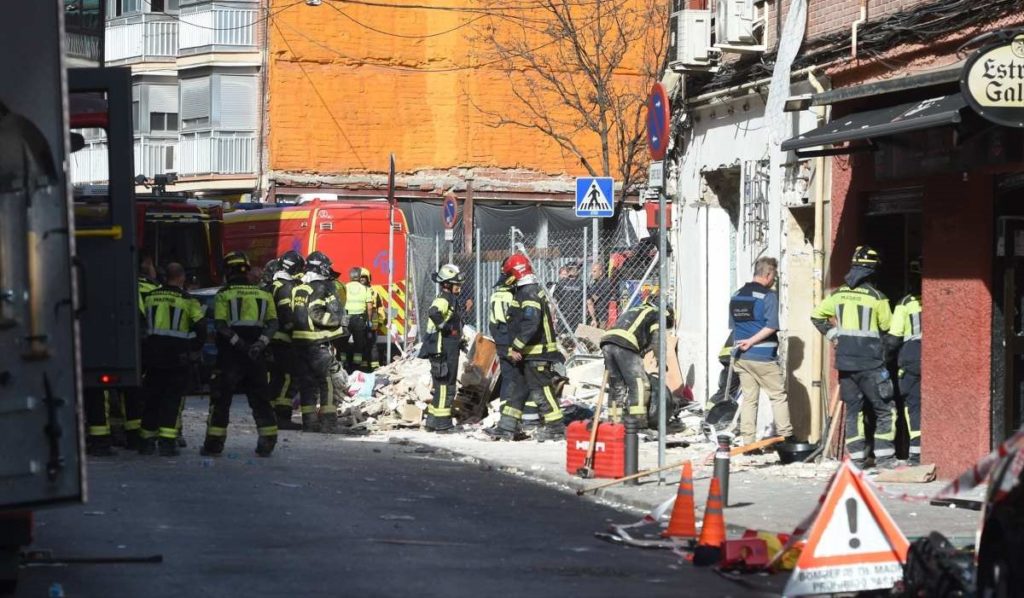 Equipos de emergencias trabajan en la zona donde se ha producido la explosión en Madrid. EP