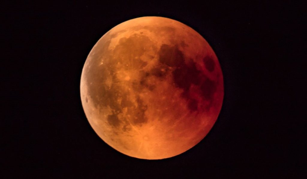 Un eclipse único en años teñirá 'de sangre' la Luna este fin de semana: cómo y cuándo verlo