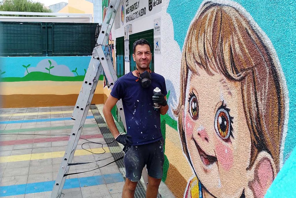 Un mural de RoRo en Tenerife plasma la felicidad de ser diferentes