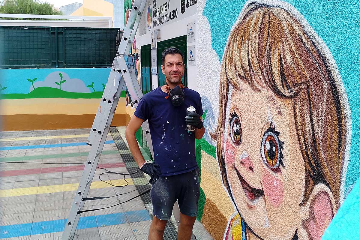 Un mural de RoRo en Tenerife plasma la felicidad de ser diferentes