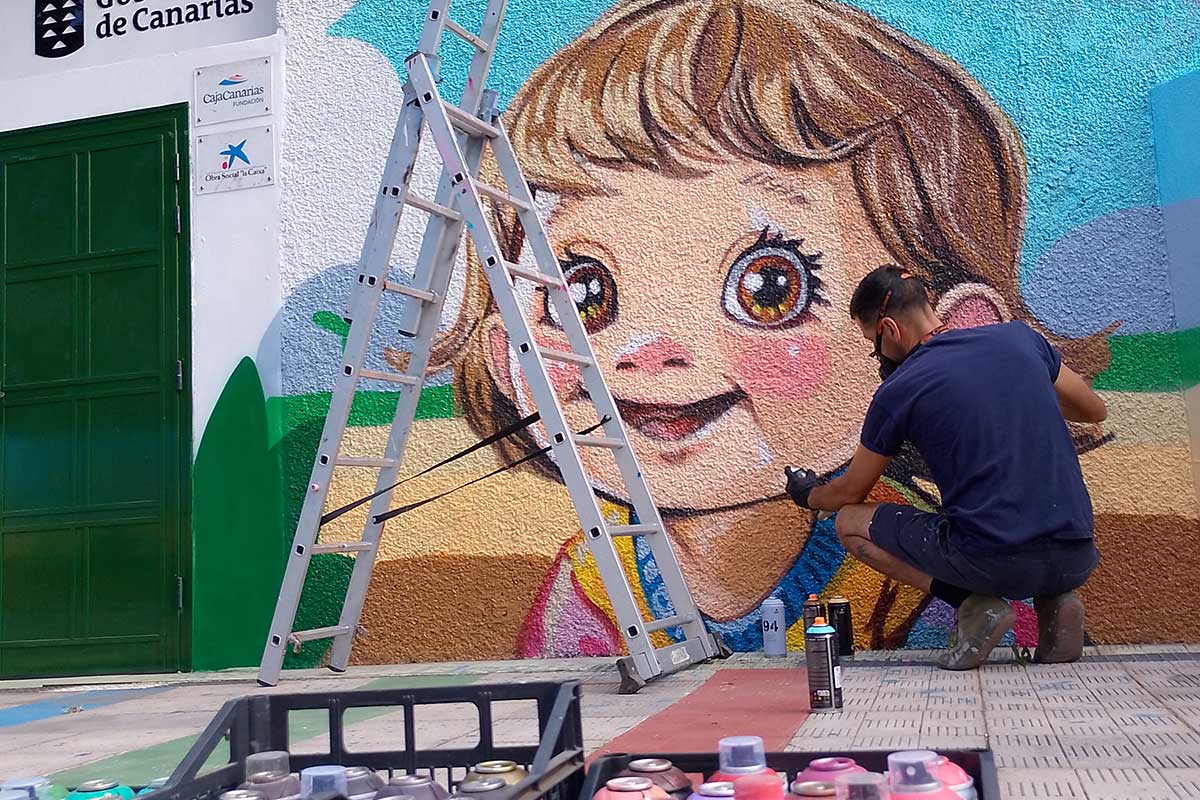 Un mural de RoRo en Tenerife plasma la felicidad de ser diferentes